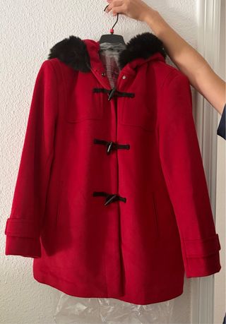 Abrigo rojo con capucha y pelo