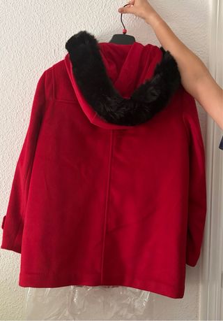 Abrigo rojo con capucha y pelo