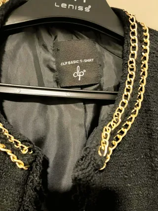 Chaqueta Negra mujer vintage con cadena dorada