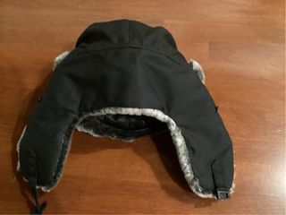 Cappello con paraorecchie in ecopelliccia