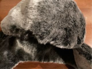 Cappello con paraorecchie in ecopelliccia