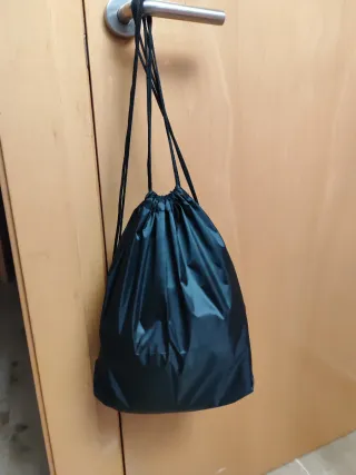 Mochila negra con cordón, nueva a estrenar
