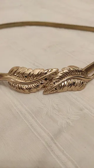 Cinturón elástico dorado con hojas