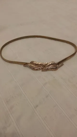 Cinturón elástico dorado con hojas