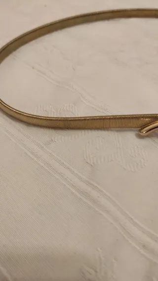 Cinturón elástico dorado con hojas