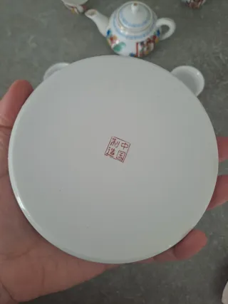 Servizio sakè cinese con piatto e teiera