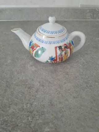 Servizio sakè cinese con piatto e teiera