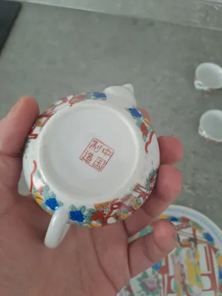 Servizio sakè cinese con piatto e teiera