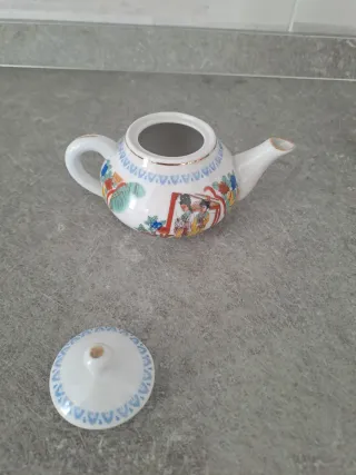 Servizio sakè cinese con piatto e teiera