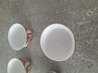 Servizio sakè cinese con piatto e teiera