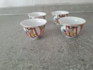 Servizio sakè cinese con piatto e teiera