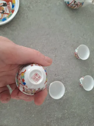 Servizio sakè cinese con piatto e teiera