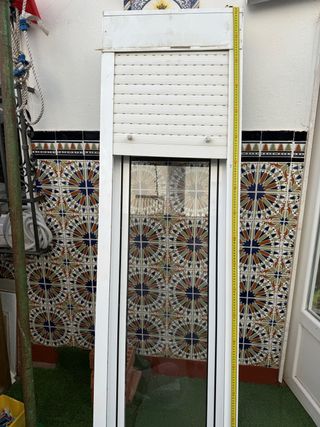 Ventana con persiana 58 cm altura x 200cm ancho.