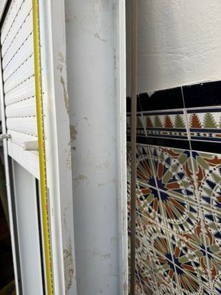 Ventana con persiana 58 cm altura x 200cm ancho.