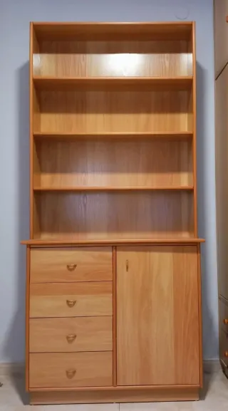 Mueble estantería con cajones.