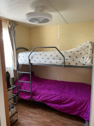 parcela con mobilhome cocina independiente