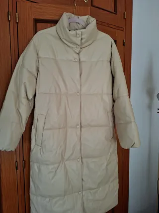 Abrigo parka largo beige Mango