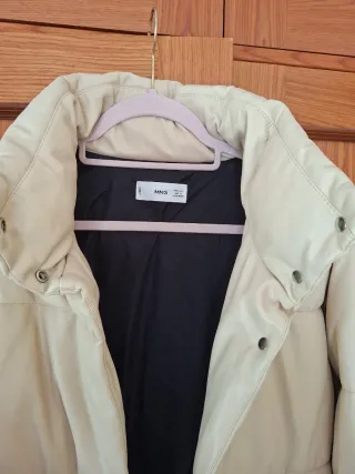Abrigo parka largo beige Mango