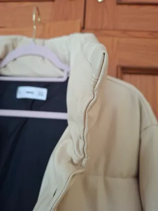 Abrigo parka largo beige Mango