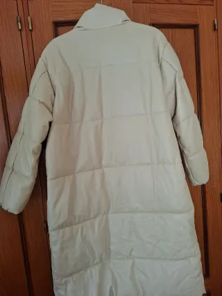 Abrigo parka largo beige Mango