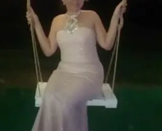 Vestido de fiesta rosa con pedrería en cuello