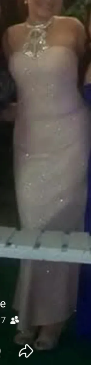 Vestido de fiesta rosa con pedrería en cuello