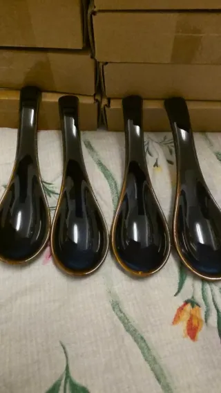 Set di 4 cucchiai in ceramica