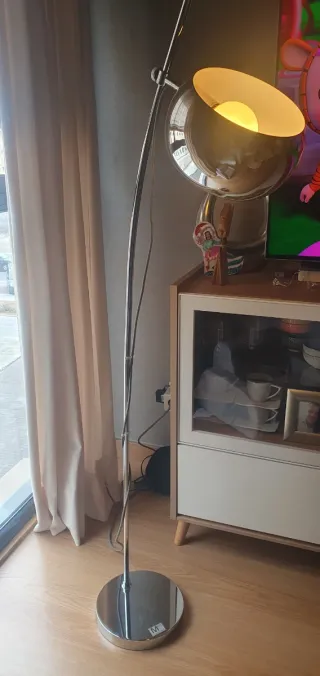 Lámpara de pie moderna metal.