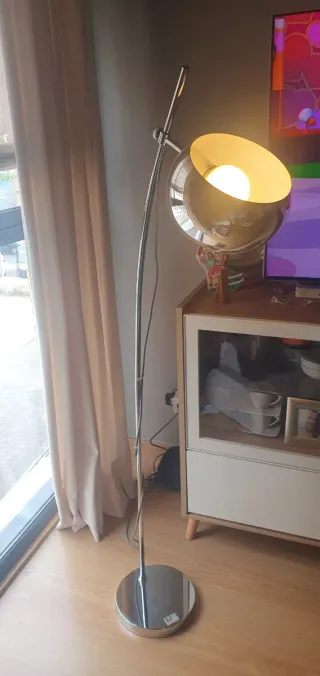 Lámpara de pie moderna metal.