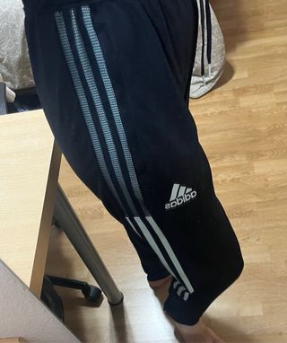 Pantalón chándal Adidas azul marino con rayas