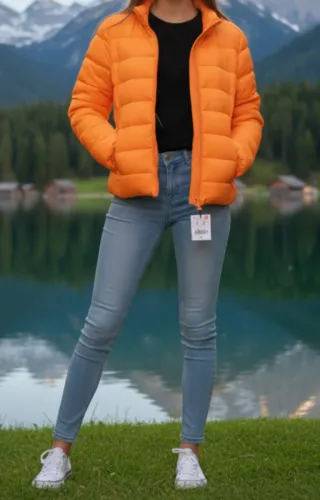 Anorak naranja con etiqueta