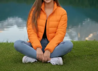 Anorak naranja con etiqueta