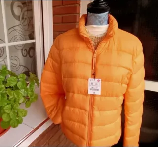 Anorak naranja con etiqueta