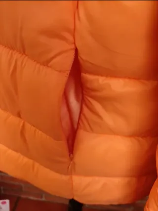 Anorak naranja con etiqueta