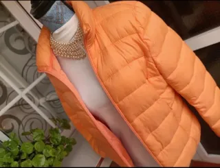 Anorak naranja con etiqueta