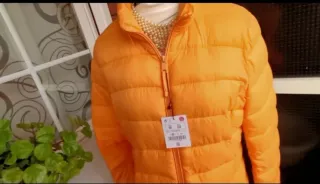 Anorak naranja con etiqueta