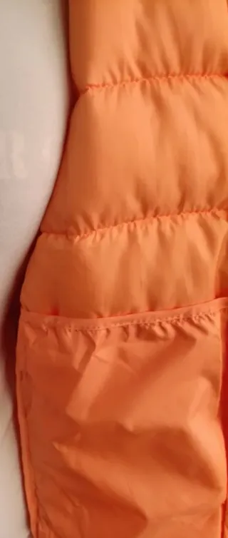 Anorak naranja con etiqueta