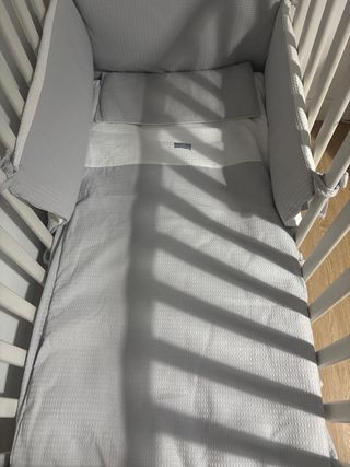 Cuna blanca con accesorios