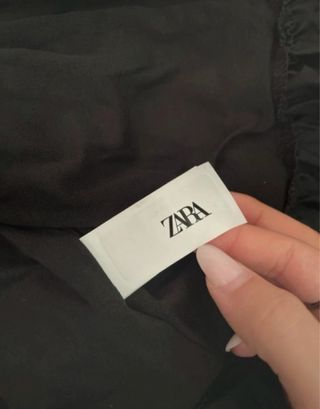 Mini abito nero con balze