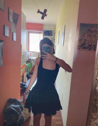 Mini abito nero con balze