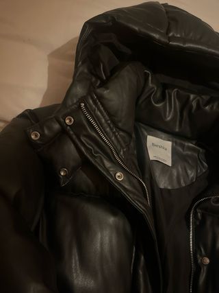 Plumas efecto piel Bershka negras