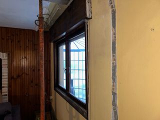 ventana de madera con persiana