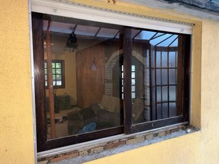 ventana de madera con persiana