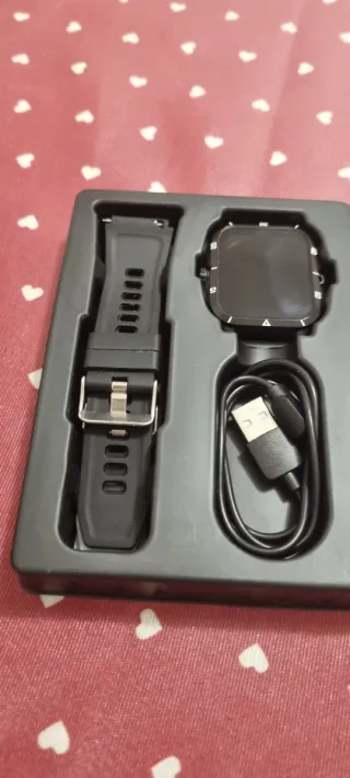 Smartwatch nero e grigio con caricabatterie