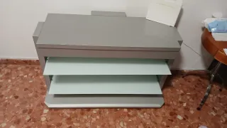 Mesa de salón gris con estantes