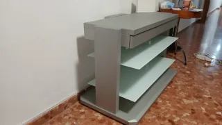 Mesa de salón gris con estantes
