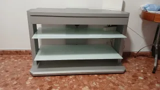 Mesa de salón gris con estantes