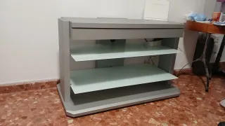 Mesa de salón gris con estantes