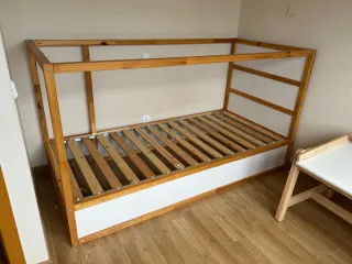 Cama Kura + Escritorio Regulable + Taburete