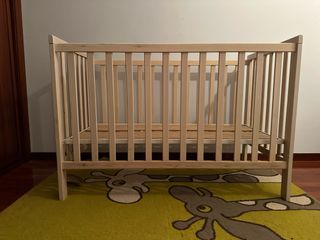Cuna de madera en perfecto estado, regalo sábanas